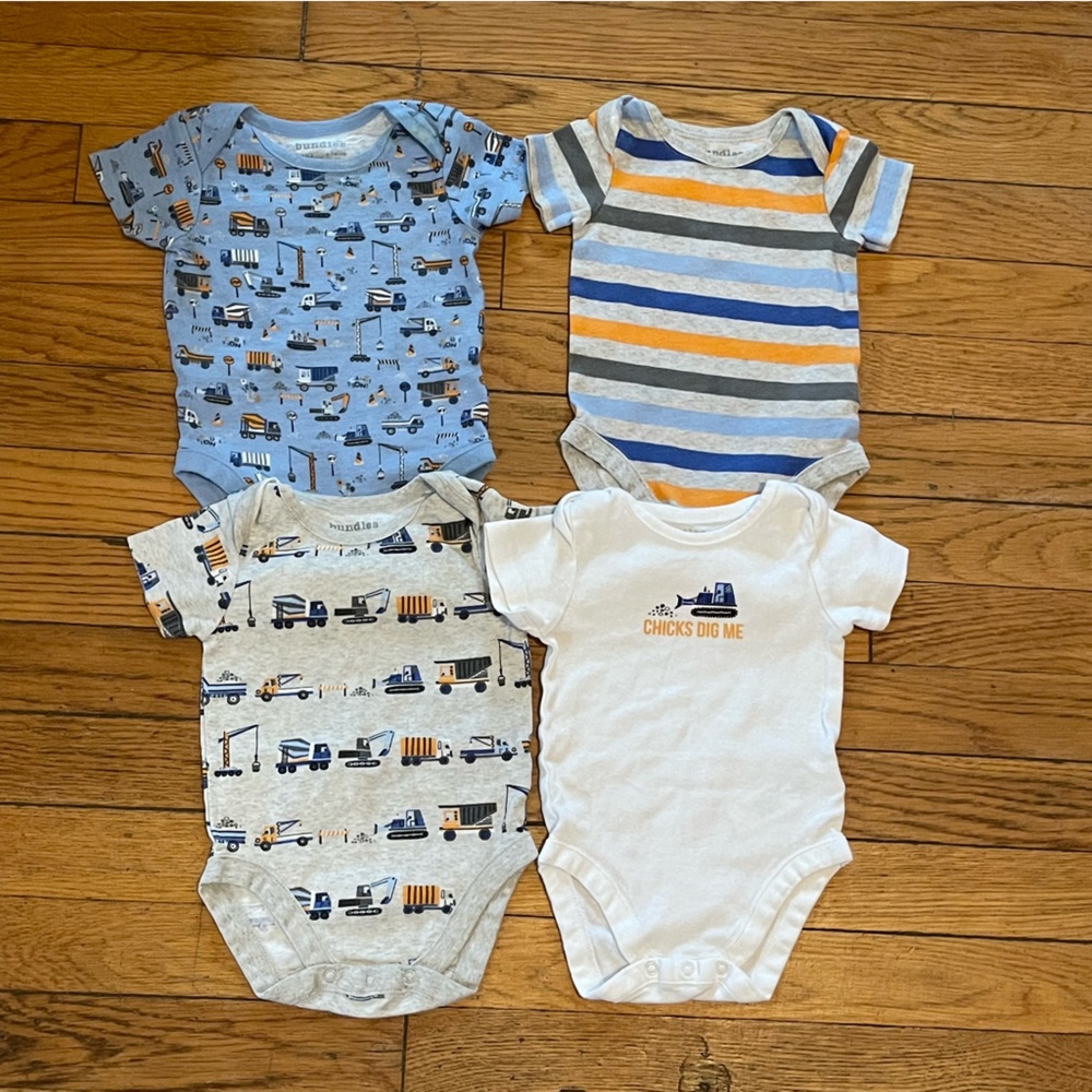 Set of 4 Bundles Onsies/bodysuits, Size 3-6 Months